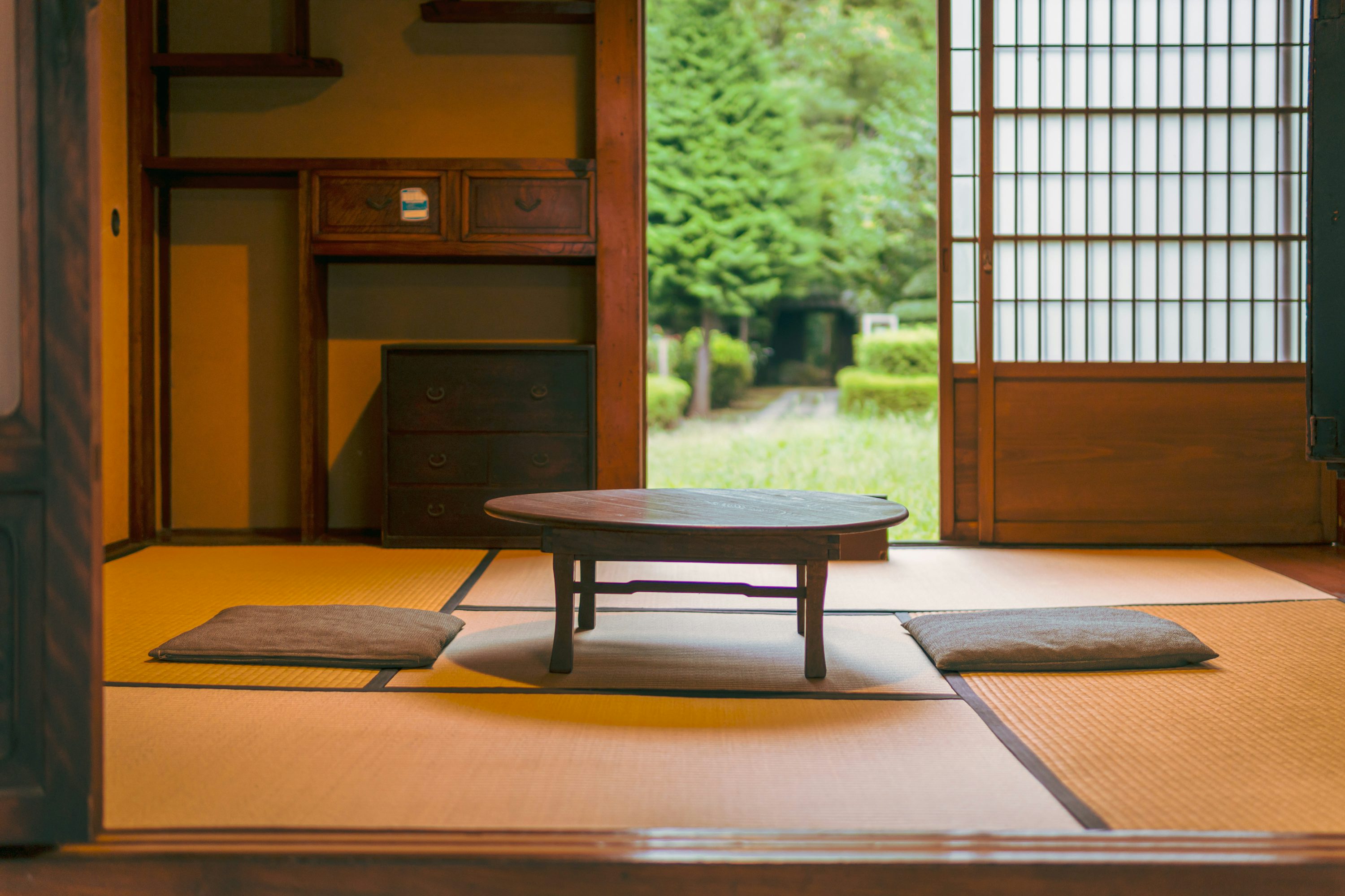畳と座卓、木の家具がある和室